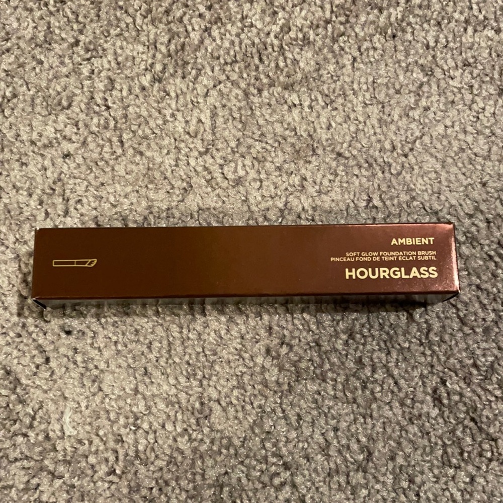 Hourglass foundation brush